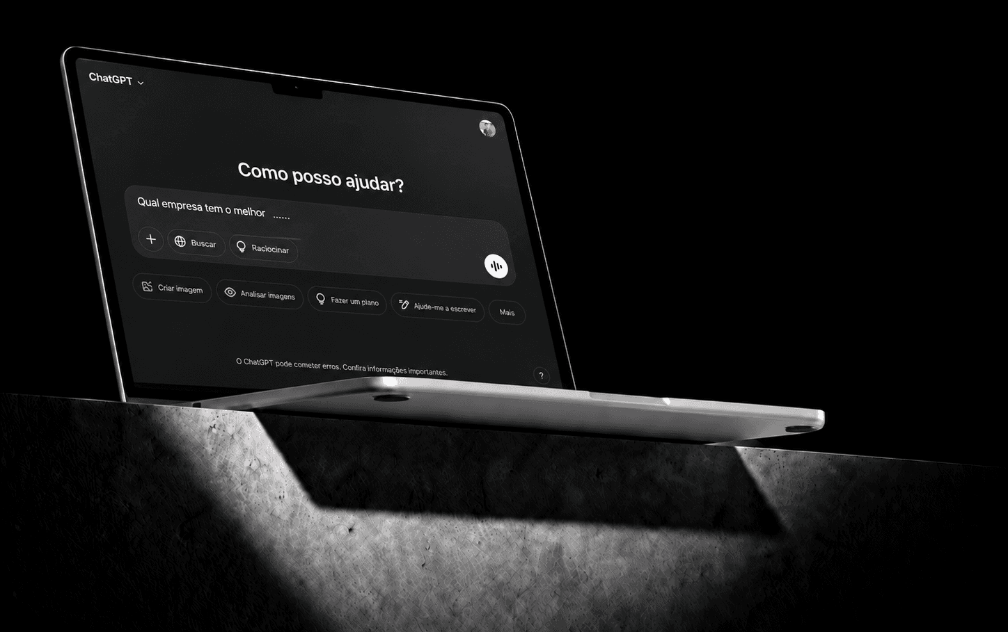 Laptop exibindo uma conversa em uma IA generativa, mostrando a busca por uma empresa