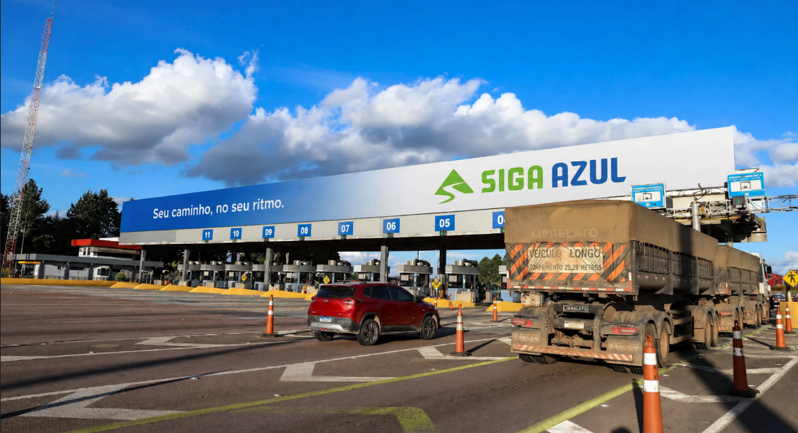 Marca Siga Azul aplicada na fachada da praça de pedágio